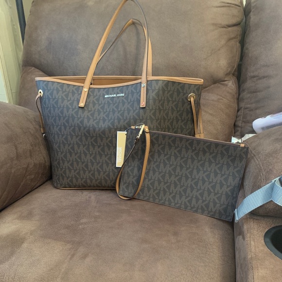 Michael Kors jet set travel bag with wristlet - Picture 1 of 5